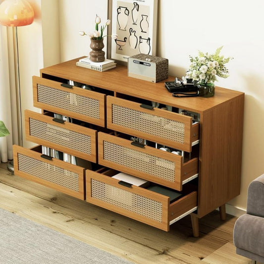 Fonctionnel buffet avec des portes en rotin tresse